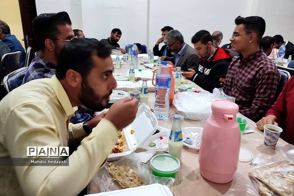 مراسم افطاری رفتگران و پاکبانان رودهن به همت بسیج و شهرداری