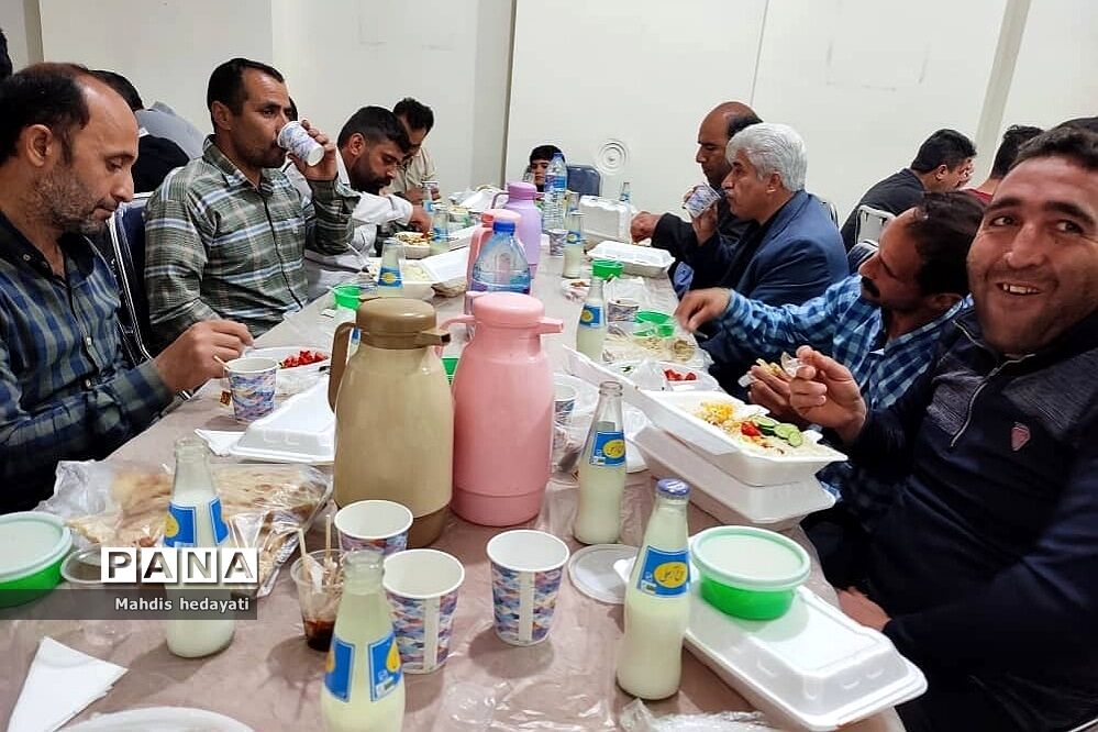 مراسم افطاری رفتگران و پاکبانان رودهن به همت بسیج و شهرداری