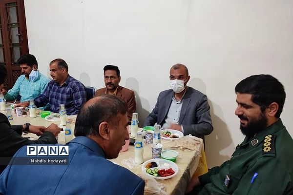 مراسم افطاری رفتگران و پاکبانان رودهن به همت بسیج و شهرداری