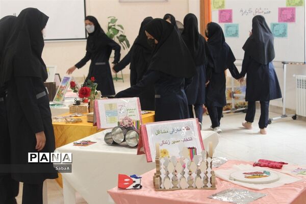 نمایشگاه مشاغل در دبیرستان فرهنگ کاشمر