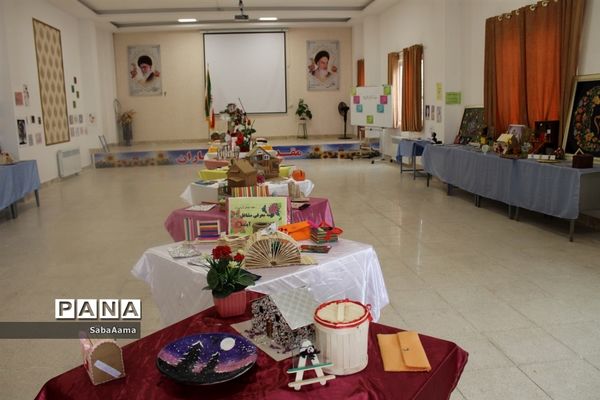 نمایشگاه مشاغل در دبیرستان فرهنگ کاشمر