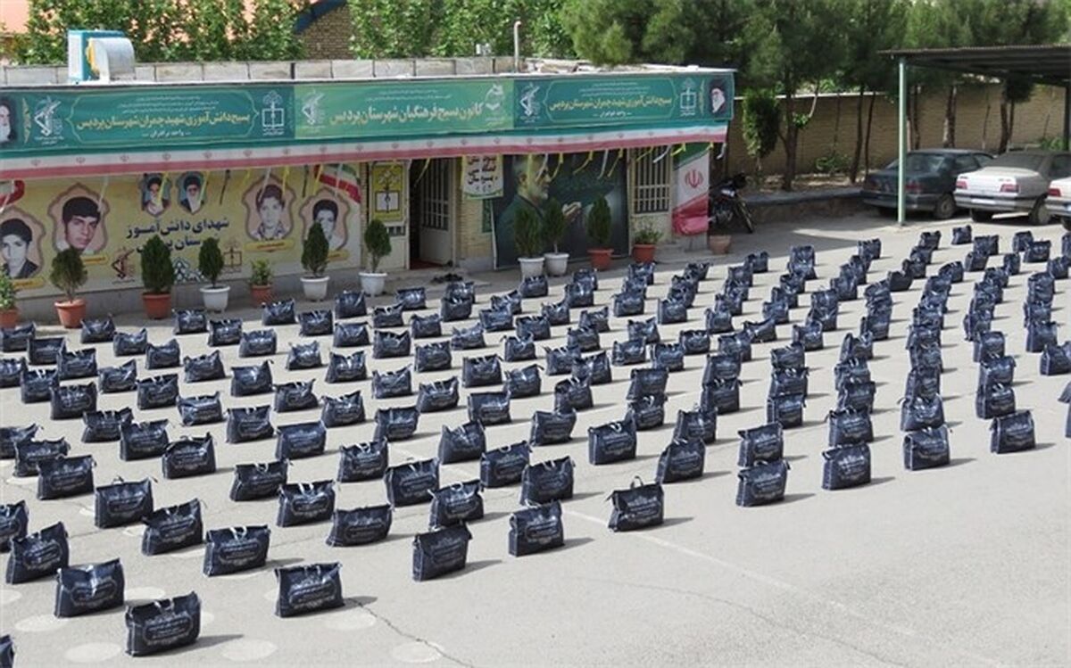 ۳۰۰ بسته معیشتی بین سرایداران مدارس توزیع شد