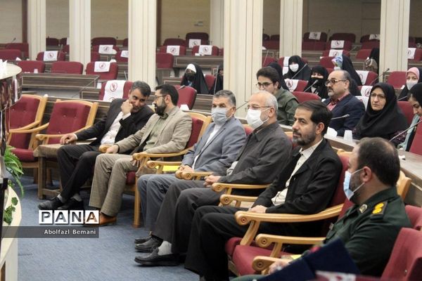 مراسم تجلیل از دانش‌آموزان مدال‌آور المپیادهای علمی کشور در قم-1