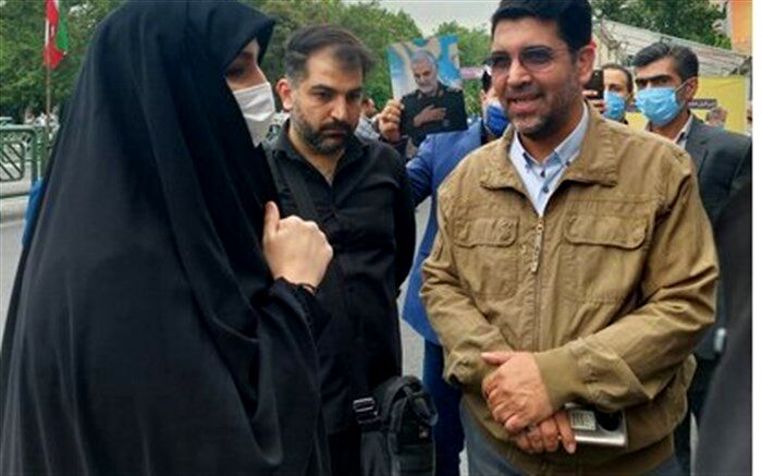بازدید دختر شهید سلیمانی از غرفه‌های پیرامون مراسم راهپیمایی روز قدس