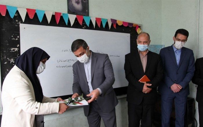 حضور سرزده استاندار اردبیل در مدارس روستای حکیم قشلاقی و تقدیر از معلمان