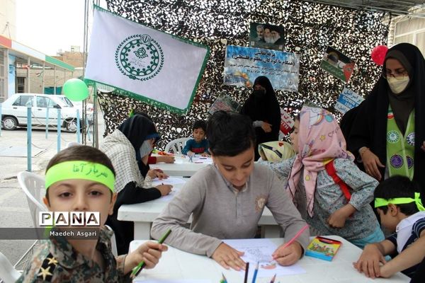 برپایی غرفه همگام با کودکان مظلوم فلسطین در قم