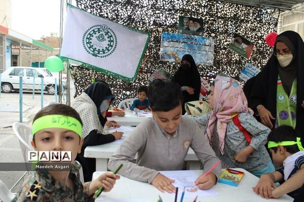 برپایی غرفه همگام با کودکان مظلوم فلسطین در قم