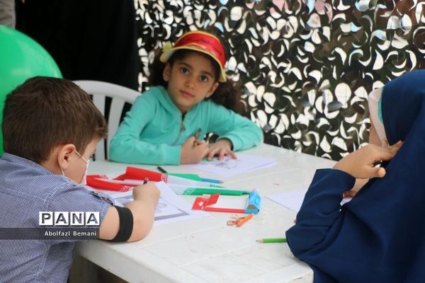 برپایی غرفه همگام با کودکان مظلوم فلسطین در قم