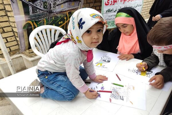 برپایی غرفه همگام با کودکان مظلوم فلسطین در قم