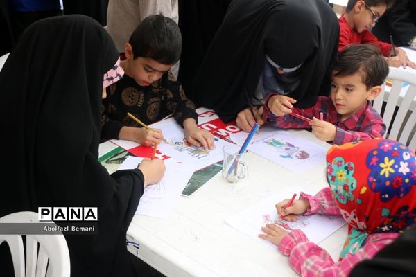 برپایی غرفه همگام با کودکان مظلوم فلسطین در قم