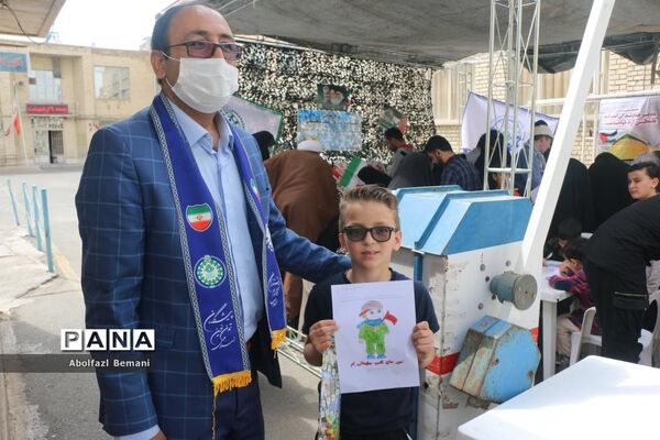 برپایی غرفه همگام با کودکان مظلوم فلسطین در قم