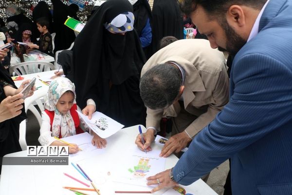 برپایی غرفه همگام با کودکان مظلوم فلسطین در قم