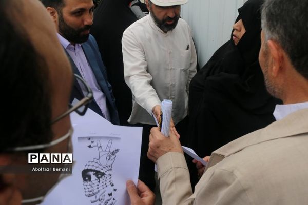 برپایی غرفه همگام با کودکان مظلوم فلسطین در قم