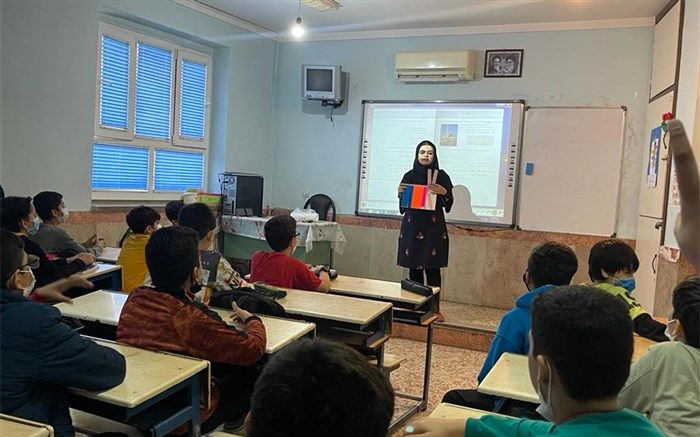 خلاقیت یک معلم نمونه؛ ‌خنده‌درمانی و آموزش