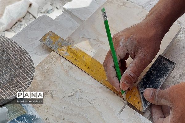 کارگران مشغول کارند