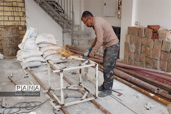 کارگران مشغول کارند