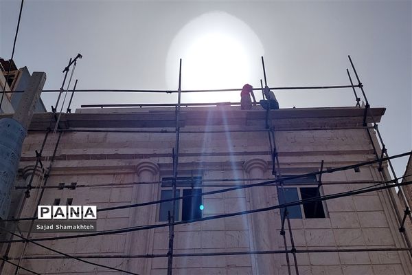 کارگران مشغول کارند