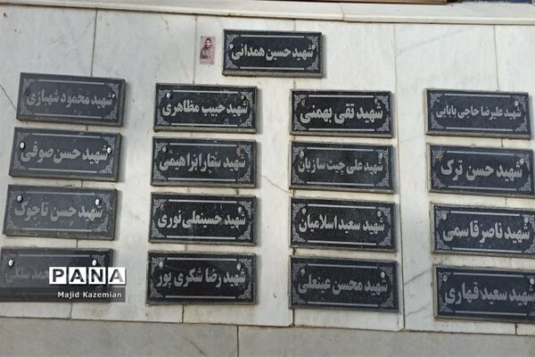 غبار روبی مزار شهدا به‌مناسبت هفته گرامیداشت مقام معلم