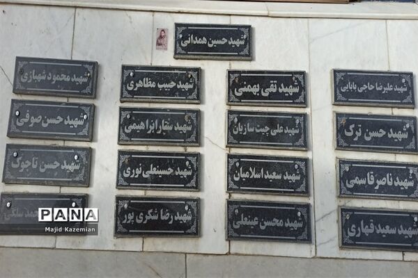 غبار روبی مزار شهدا به‌مناسبت هفته گرامیداشت مقام معلم