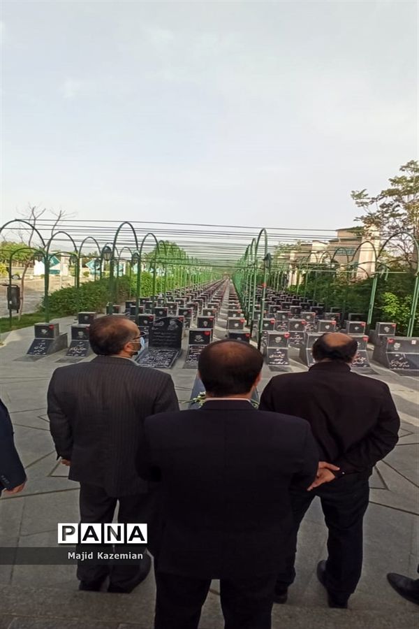 غبار روبی مزار شهدا به‌مناسبت هفته گرامیداشت مقام معلم