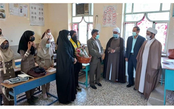 تجلی زیبایی از تکریم معلمان در شهرستان حاجی آباد/فیلم