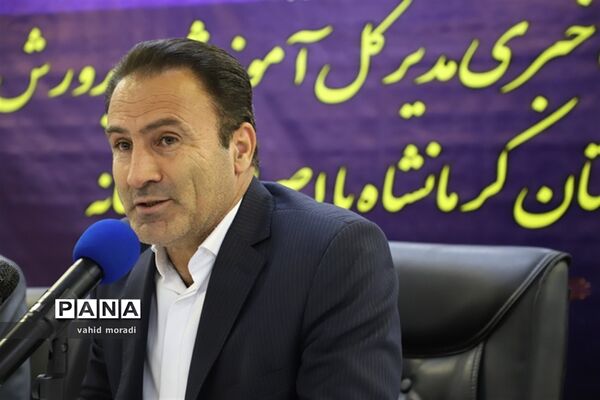 نشست مدیرکل آموزش و پرورش استان کرمانشاه با اصحاب رسانه در آستانه هفته معلم
