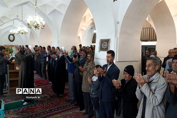 سجده بندگی و شکرگزاری مردم بلده در نماز عید سعید فطر
