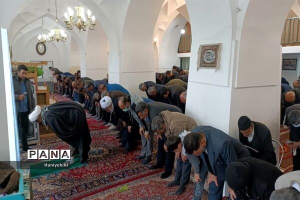 سجده بندگی و شکرگزاری مردم بلده در نماز عید سعید فطر