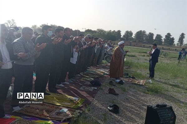 برپایی نماز عید فطر در کنار آرامگاه کوروش