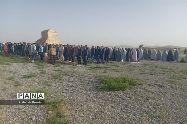 برپایی نماز عید فطر در کنار آرامگاه کوروش