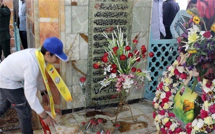 گلباران مزار شهید آیت‌الله مطهری در آیین بزرگداشت مقام معلم