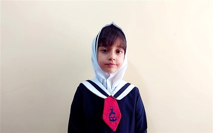 من معلمم را دوست دارم چون مثل فرشته‌هاست