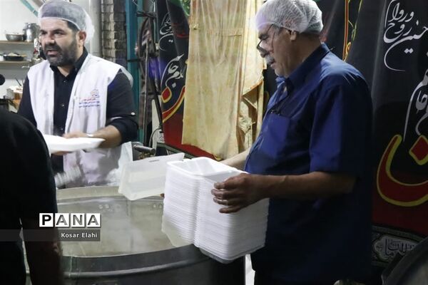 پخش غذای گرم برای افراد کارتن خواب در شهرری