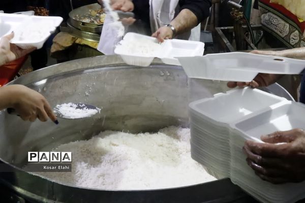 پخش غذای گرم برای افراد کارتن خواب در شهرری