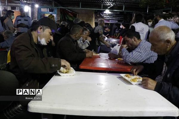 پخش غذای گرم برای افراد کارتن خواب در شهرری