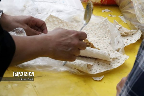 پخش غذای گرم برای افراد کارتن خواب در شهرری