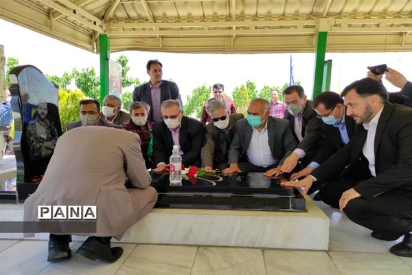 مراسم غبارروبی و عطرافشانی گلزار شهدای مدافع حرم بوستان خورشید به‌مناسبت هفته معلم