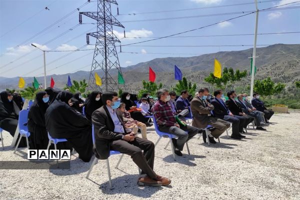 مراسم غبارروبی و عطرافشانی گلزار شهدای مدافع حرم بوستان خورشید به‌مناسبت هفته معلم