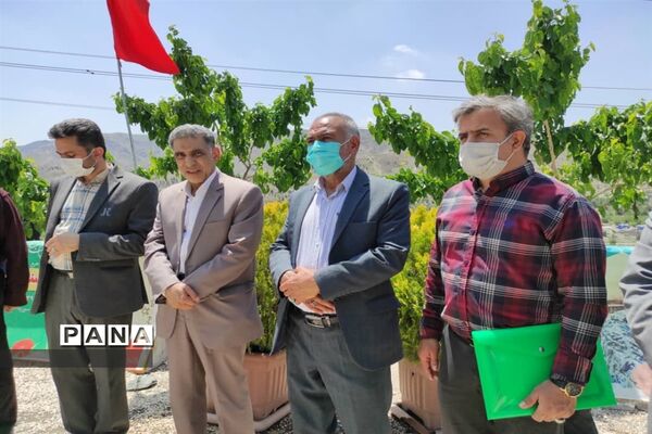 مراسم غبارروبی و عطرافشانی گلزار شهدای مدافع حرم بوستان خورشید به‌مناسبت هفته معلم
