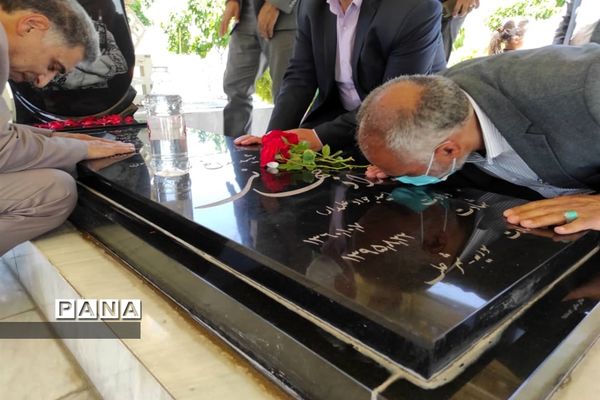 مراسم غبارروبی و عطرافشانی گلزار شهدای مدافع حرم بوستان خورشید به‌مناسبت هفته معلم