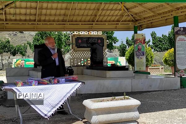 مراسم غبارروبی و عطرافشانی گلزار شهدای مدافع حرم بوستان خورشید به‌مناسبت هفته معلم