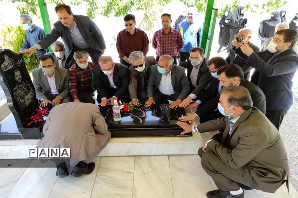 مراسم غبارروبی و عطرافشانی گلزار شهدای مدافع حرم بوستان خورشید به‌مناسبت هفته معلم