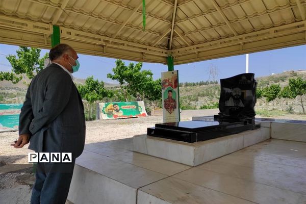 مراسم غبارروبی و عطرافشانی گلزار شهدای مدافع حرم بوستان خورشید به‌مناسبت هفته معلم