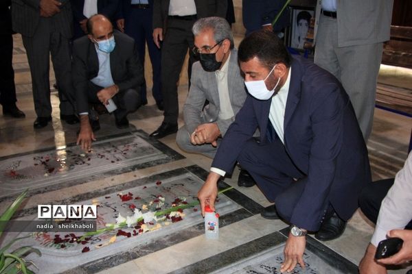 عطرافشانی گلزار شهدای بوشهر در هفته بزرگداشت مقام معلم