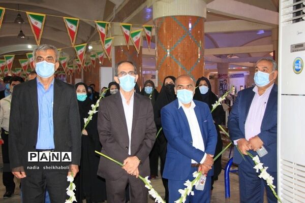 عطرافشانی گلزار شهدای بوشهر در هفته بزرگداشت مقام معلم