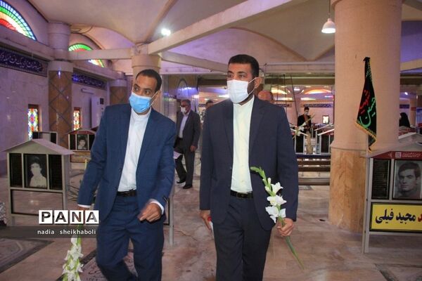 عطرافشانی گلزار شهدای بوشهر در هفته بزرگداشت مقام معلم