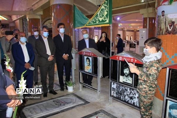 عطرافشانی گلزار شهدای بوشهر در هفته بزرگداشت مقام معلم