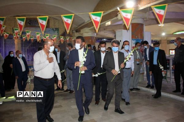 عطرافشانی گلزار شهدای بوشهر در هفته بزرگداشت مقام معلم