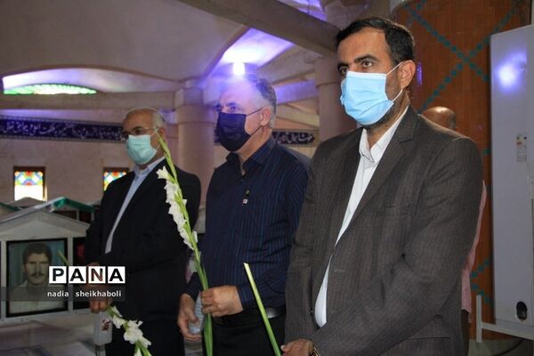 عطرافشانی گلزار شهدای بوشهر در هفته بزرگداشت مقام معلم