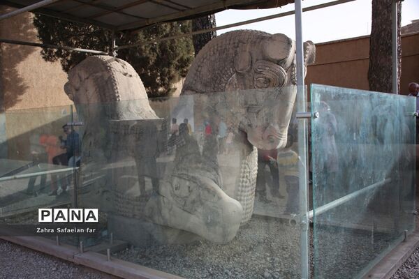 بازدید گردشگران از تخت جمشید در روز شیراز
